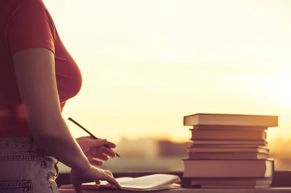 Estudiante Con Montón Libros Preparándose Para Examen Universitario Tarde Noche — Foto de Stock