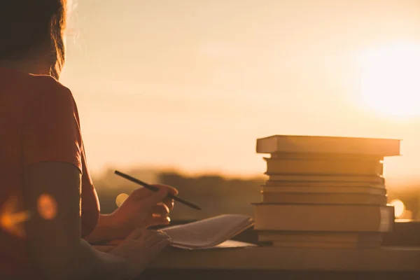 Étudiante Avec Beaucoup Livres Préparant Pour Examen Universitaire Tard Dans — Photo