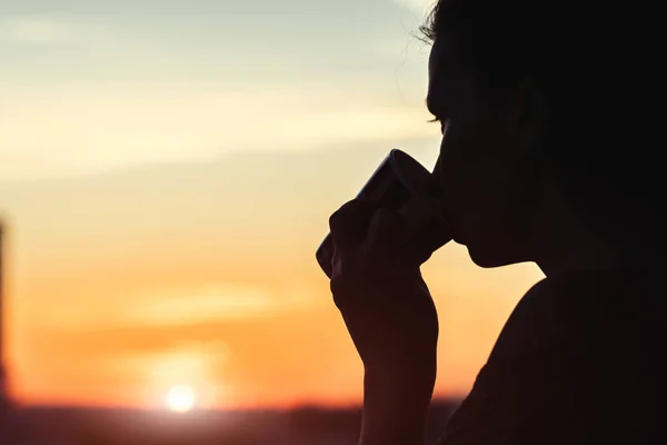 Silhouette Fille Avec Une Tasse Thé Coucher Soleil Vue Sur — Photo