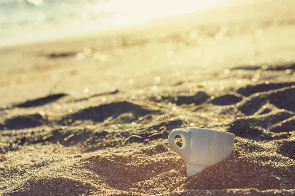 Чашка Кофе Песке Рассвете Моря Концепция — стоковое фото