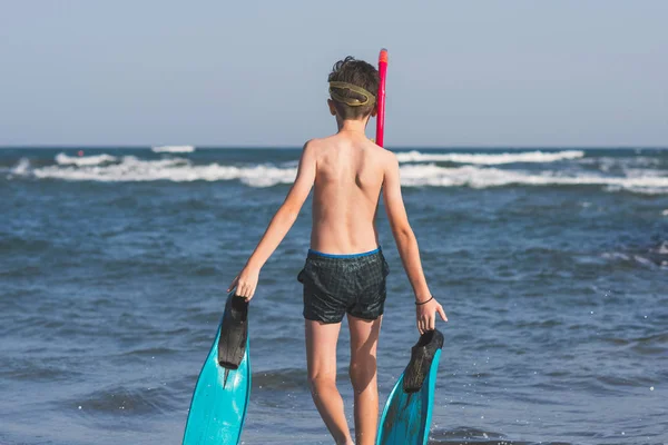 Jonge Jongen Ontspannen Zee — Stockfoto