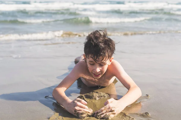 Jongen Uitgewrongen Het Zand Het Strand Zee Achtergrond Het Concept — Stockfoto