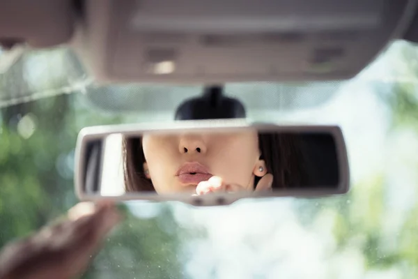 Odbicie Młodej Kobiety Wysyłając Pocałunek Powietrza Podczas Jazdy Samochodem Lusterko — Zdjęcie stockowe