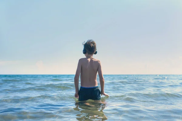 Adolescente Com Auscultadores Praia Viajar Com Criança Conceito — Fotografia de Stock