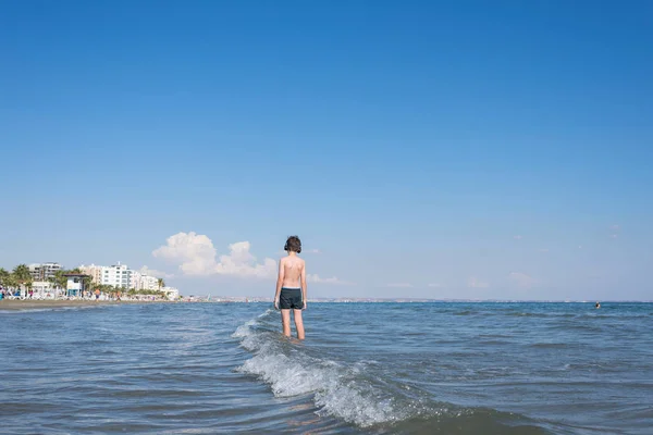 Teen Boy Słuchawkach Plaży Podróżowanie Dzieckiem Koncepcja — Zdjęcie stockowe