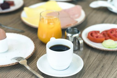 Masada yumurta suyu kahve ve yoğurt kontinental kahvaltı. Gıda konsepti