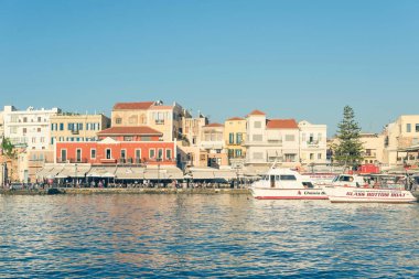 Girit, Yunanistan - 07 Aralık 2018: Eski Venedik limanındaki renkli Akdeniz caddesinin manzarası Chania kasabası. 