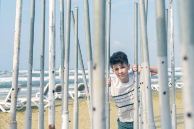 Çocuk oynarken ve demir borular labirent bir yol bulmaya çalışıyor.