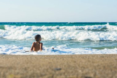 13 yaşında çocuk yüzme ve gevşeme deniz dalgaları. Aile yaz tatili kavramı
