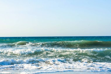 Pürüzsüz ve yumuşak doğal şeffaf deniz suyunun arka planı 