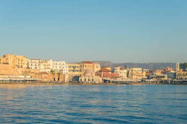 Girit, Yunanistan - 07 Aralık 2018: Eski Venedik limanındaki renkli Akdeniz caddesinin manzarası Chania kasabası. 