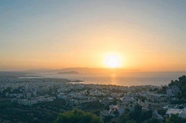 Gün batımında chania şehir ve deniz arka plan havadan görünümü. Girit adası, Yunanistan 