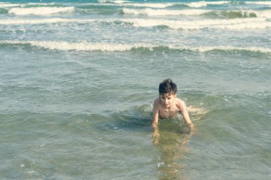 Su Sıçramaları ile Deniz Dalgaları sahilde Boy. Yaz tatili konsepti