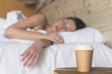 Yatak odasında uyuyan genç kadının seçici odağı