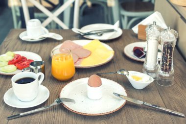 Masada yumurta suyu kahve ve yoğurt kontinental kahvaltı. Gıda konsepti