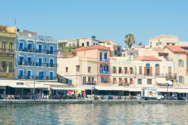 Girit, Yunanistan - 07 Aralık 2018: Eski Venedik limanındaki renkli Akdeniz caddesinin manzarası Chania kasabası. 