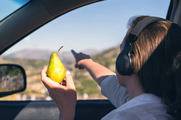 Giovane Donna Che Viaggia Auto Ascoltare Musica Nelle Cuffie Tiene — Foto Stock