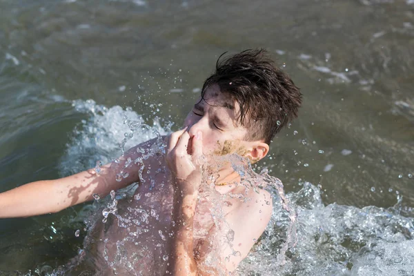 Anos Idade Menino Nadando Relaxamento Nas Ondas Mar Conceito Férias — Fotografia de Stock