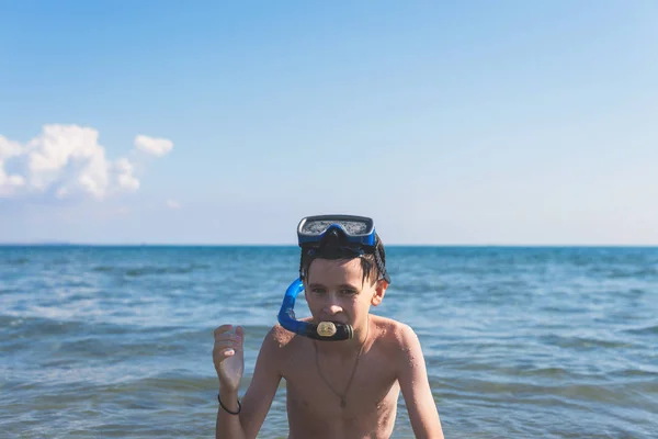 Jongen Het Snorkel Masker Buis Het Strand Achtergrond Van Zee — Stockfoto