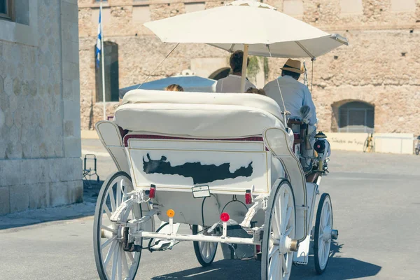 Caballo Blanco Con Carruaje Para Los Turistas Puerto Ciudad Chania —  Fotos de Stock