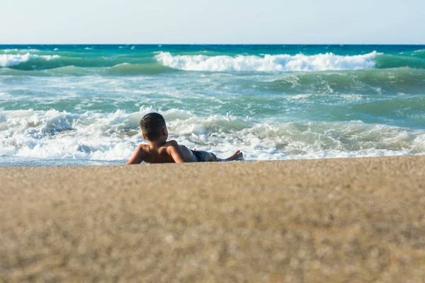 Niño Años Nadando Relajándose Las Olas Del Mar Concepto Vacaciones —  Fotos de Stock