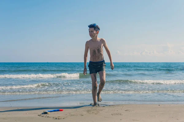 Jongen Het Snorkel Masker Buis Het Strand Achtergrond Van Zee — Stockfoto