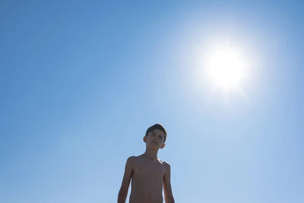 Silhouette Ragazzo Adolescente Sulla Spiaggia Sole Opposto Concetto — Foto Stock