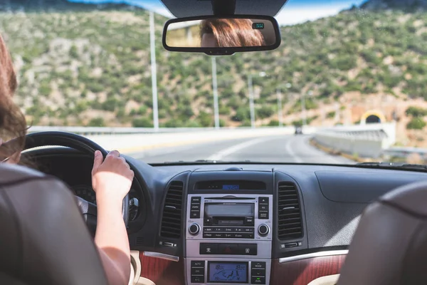 Ragazza Sta Guidando Sull Autostrada Italia Vista Dal Sedile Posteriore — Foto Stock