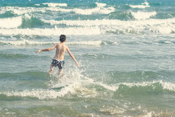 Chłopiec Relaks Plaży Koncepcja Rodzinnych Wakacji Letnich — Zdjęcie stockowe