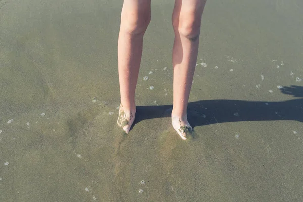 Plajda Denizde Şifa Çamur Mutlu Genç Çocuk Bacaklar — Stok fotoğraf