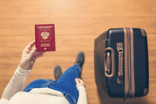 Вид Сверху Девушку Чемоданом Российским Паспортом Идущую Аэропорту Паспортный Контроль — стоковое фото