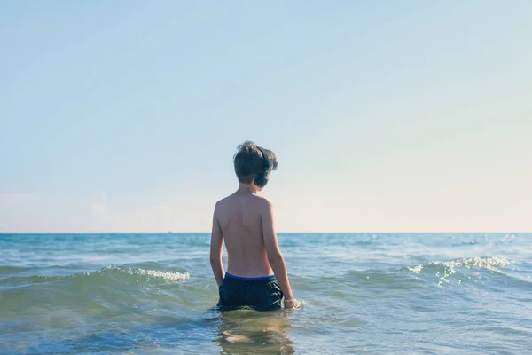 Ragazzino Con Cuffie Sulla Spiaggia Viaggiare Con Bambino Concetto — Foto Stock