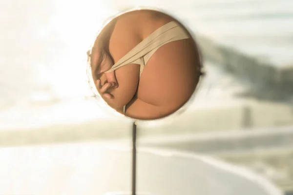 Spiegelung Nackter Weiblicher Gesäße Spitzenhöschen Einem Tischspiegel Konzept Des Lebensstils — Stockfoto