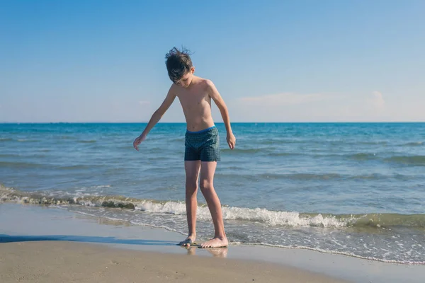 Tiener Jongen Golf Van Zee Het Strand Concept — Stockfoto