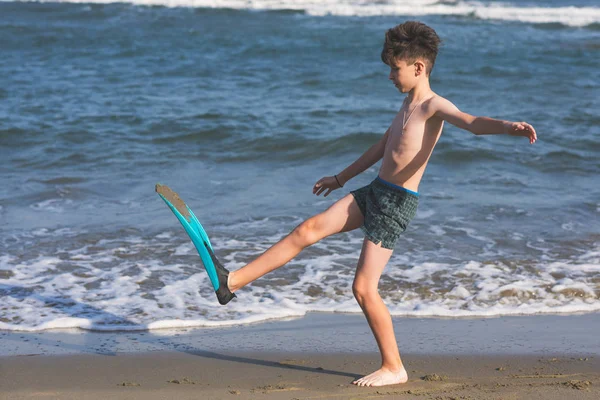 Lycklig Tonåring Pojke Simma Flipper Kul Sanden Stranden Sommarlovet — Stockfoto