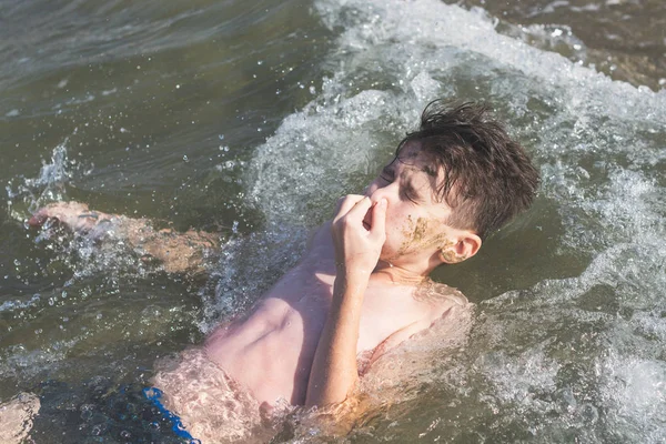 Anni Ragazzo Nuoto Relax Tra Onde Del Mare Concetto Vacanza — Foto Stock