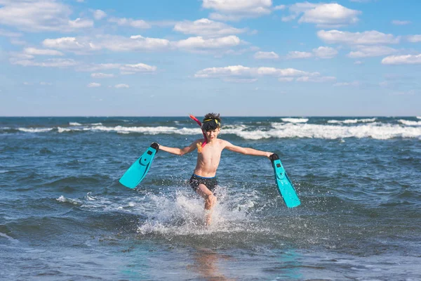 Gelukkige Tiener Jongen Swim Flippers Snorkel Masker Lopen Golf Van — Stockfoto