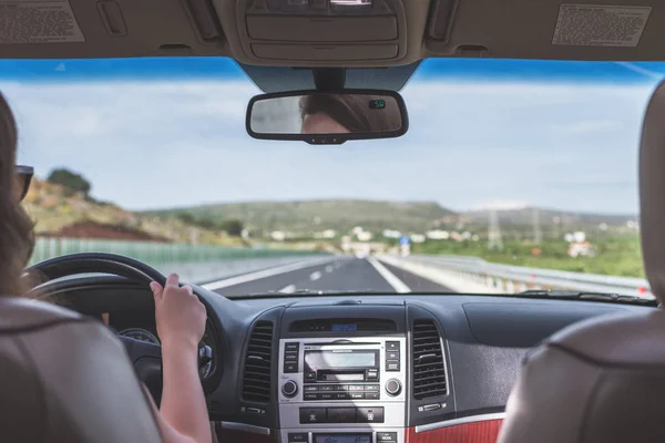 Ragazza Sta Guidando Sull Autostrada Italia Vista Dal Sedile Posteriore — Foto Stock