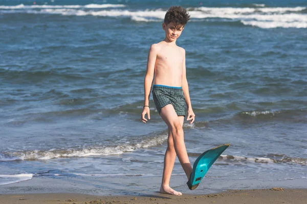 Gelukkige Tiener Jongen Zwem Flipper Met Plezier Het Zand Het — Stockfoto