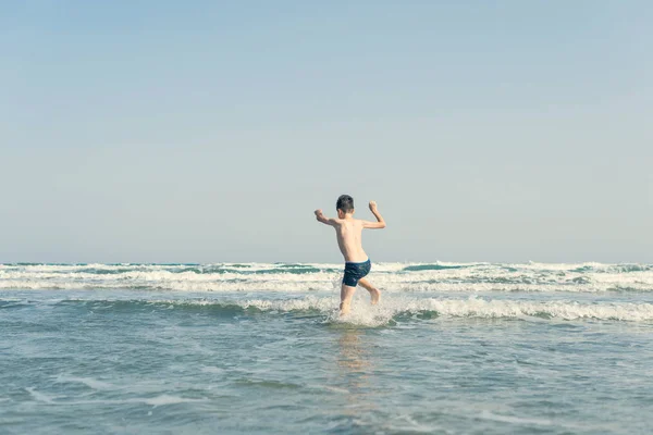 Niño Playa Olas Marinas Con Salpicaduras Agua Concepto Vacaciones Verano — Foto de Stock