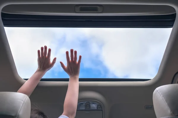 Mädchen Versucht Glasluke Des Autos Mit Den Händen Öffnen — Stockfoto