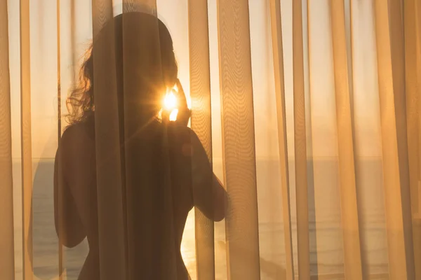 Mujer Hermosa Desnuda Los Auriculares Encuentra Detrás Cortina Transparente Balcón —  Fotos de Stock