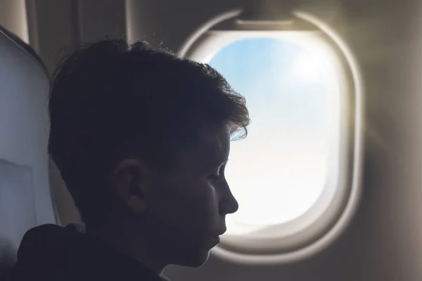 Ένα Αγόρι Έχει Μια Πτήση Που Κάθεται Στο Παράθυρο Του — Φωτογραφία Αρχείου