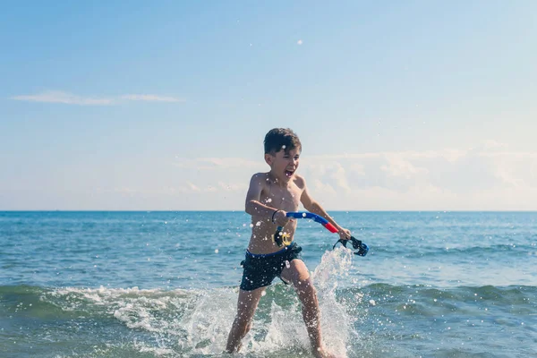 Niño Con Máscara Relajante Mar —  Fotos de Stock