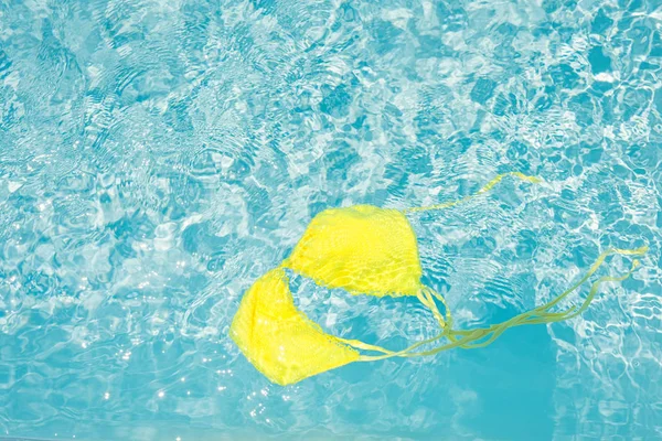 Biquíni Amarelo Água Azul Limpa Piscina — Fotografia de Stock