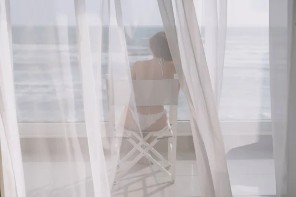 Desnuda Hermosa Hembra Bikini Encaje Sentado Silla Detrás Cortina Transparente — Foto de Stock