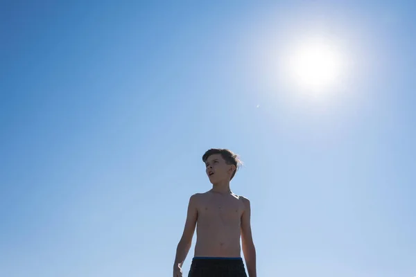 Σιλουέτα Εφήβων Αγόρι Στην Παραλία Στον Απέναντι Ήλιο Έννοια — Φωτογραφία Αρχείου