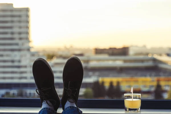 Мужские Ноги Обуви Балконе Город Закат Фон — стоковое фото