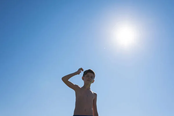 Silueti Genç Çocuk Plajda Karşısında Güneş Kavram — Stok fotoğraf