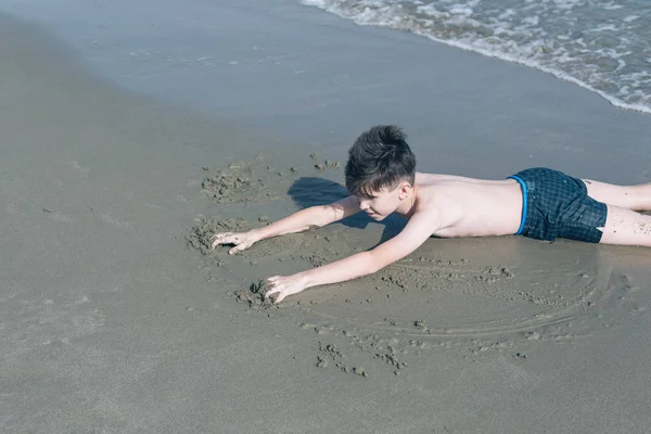 Leuke Jonge Jongen Met Plezier Het Strand — Stockfoto